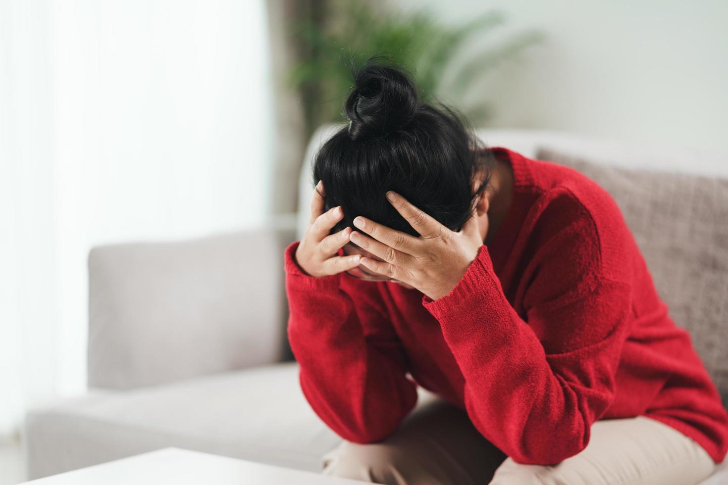 exausto, cansado, deprimido, estressado, pensativo, maduro, sênior, mulher, sofrendo de dores de cabeça, doenças cerebrais, problemas mentais, conceito de Alzheimer. foto