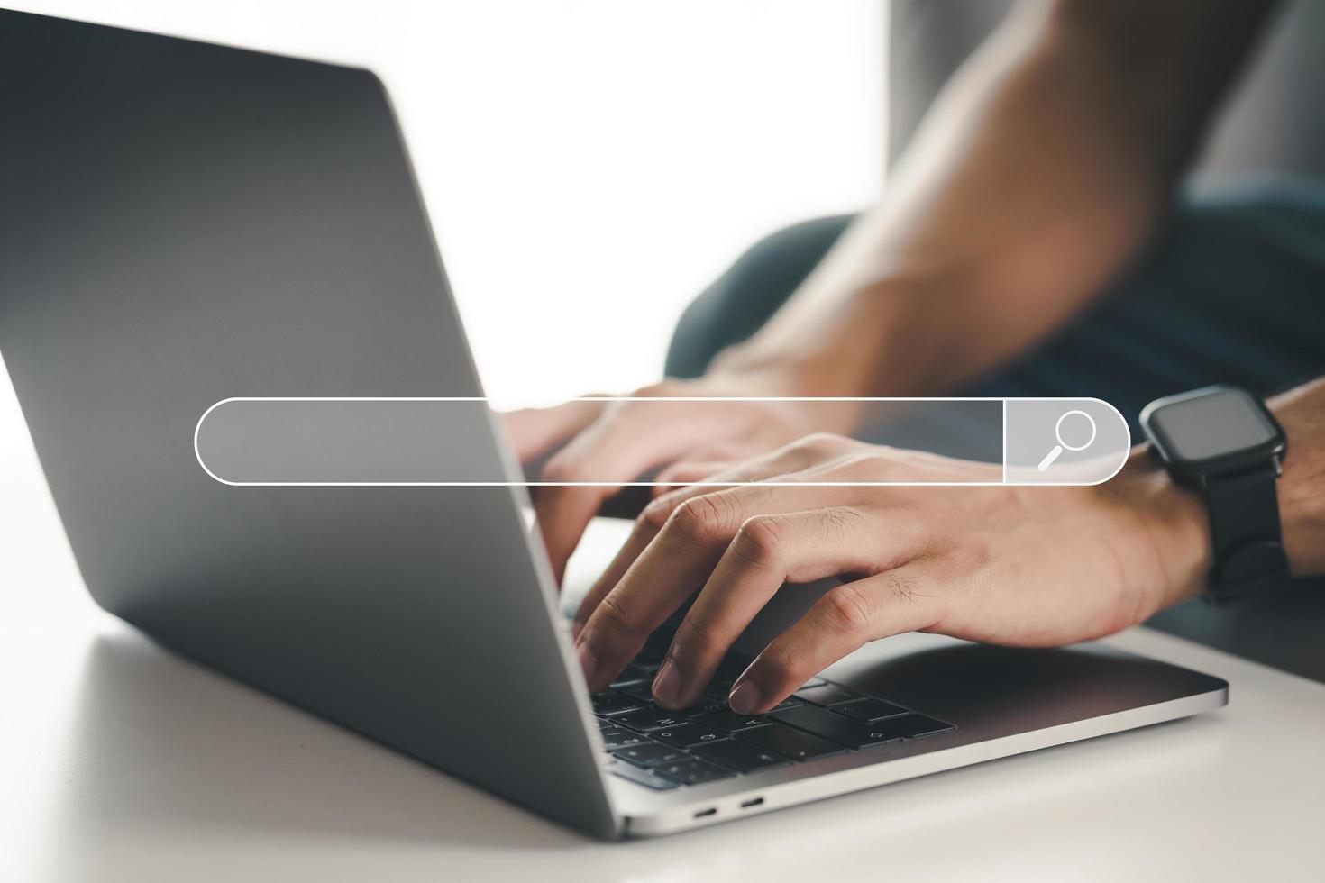 homem usando um laptop para pesquisar informações com a barra de pesquisa. foto