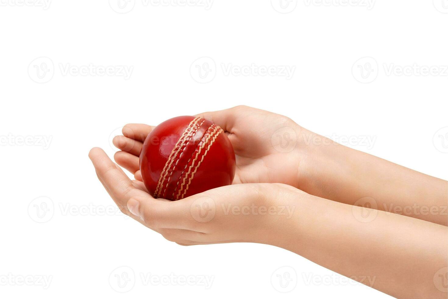 fêmea jogador de críquete mãos levando a pegar do uma vermelho couro Grilo bola fechar-se foto branco fundo