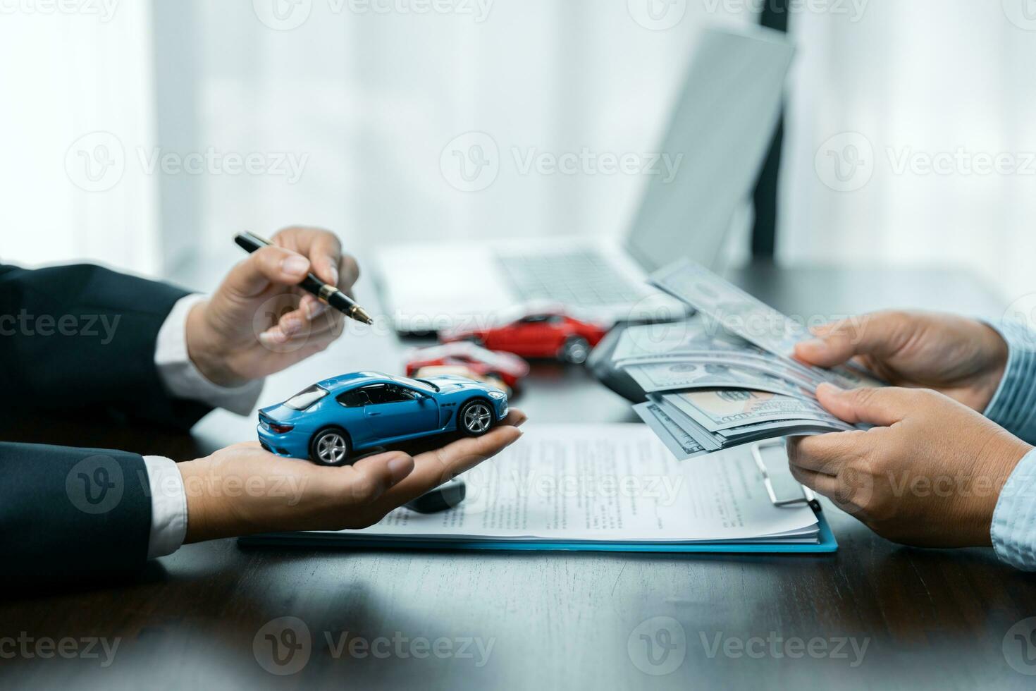 fechar-se ásia mulheres pessoas carro vendedor ou vendas Gerente ofertas para vender uma carro e explica e lê a termos do assinatura uma carro contrato e seguro. foto