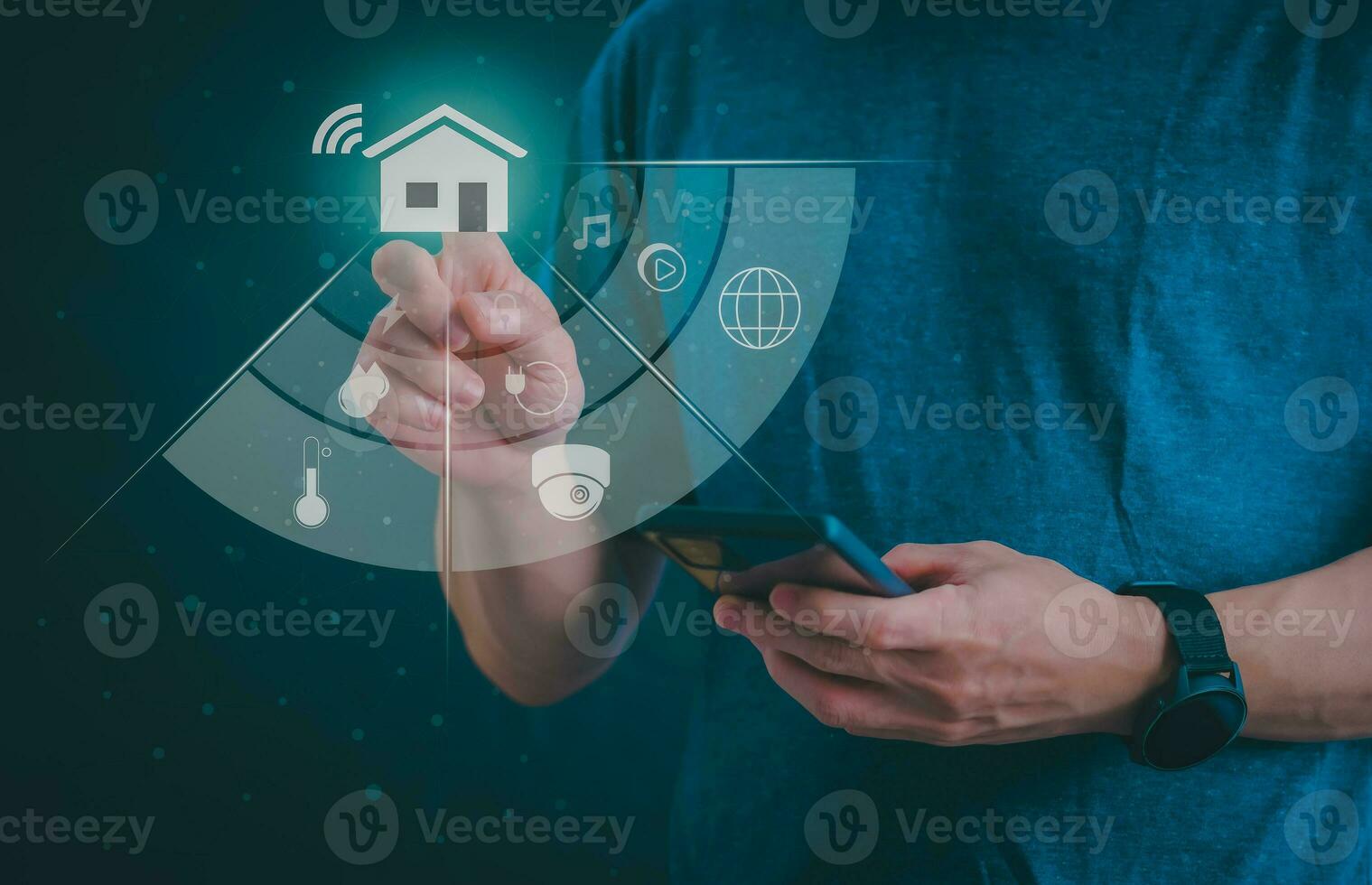 homem usando uma Smartphone, controlando a inteligente casa automação sistema futurista interface em uma virtual tela automação tecnologia do coisas, conceito dados conexão com tecnologia Internet. foto