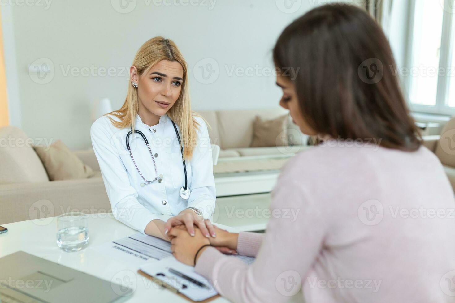 cuidados de saúde e conceito médico - médico com paciente no hospital. médica trabalhando no consultório e ouvindo o paciente, ela está explicando seus sintomas, cuidados de saúde e conceito de assistência foto