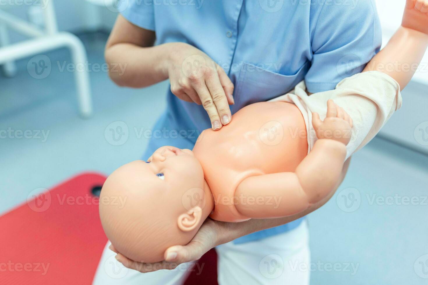 mulher realizando cpr em bebê Treinamento boneca com 1 mão compressão. primeiro ajuda Treinamento - cardiopulmonar ressuscitação. primeiro ajuda curso em cpr fictício. foto