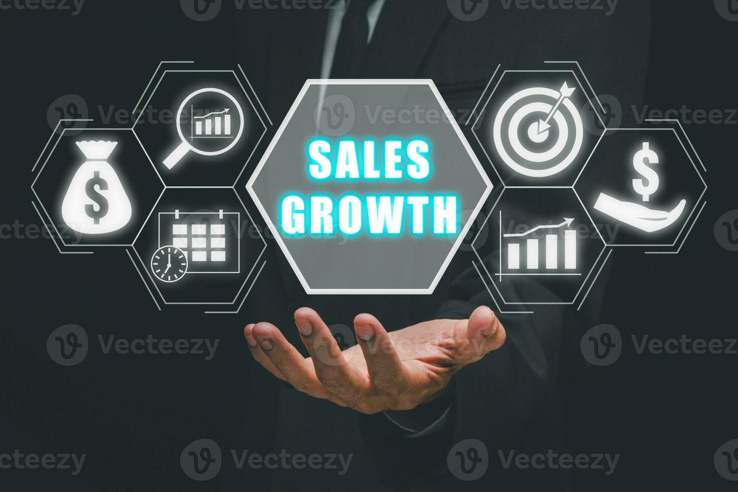 vendas crescimento conceito, o negócio pessoa mão segurando vendas crescimento ícone em virtual tela. foto