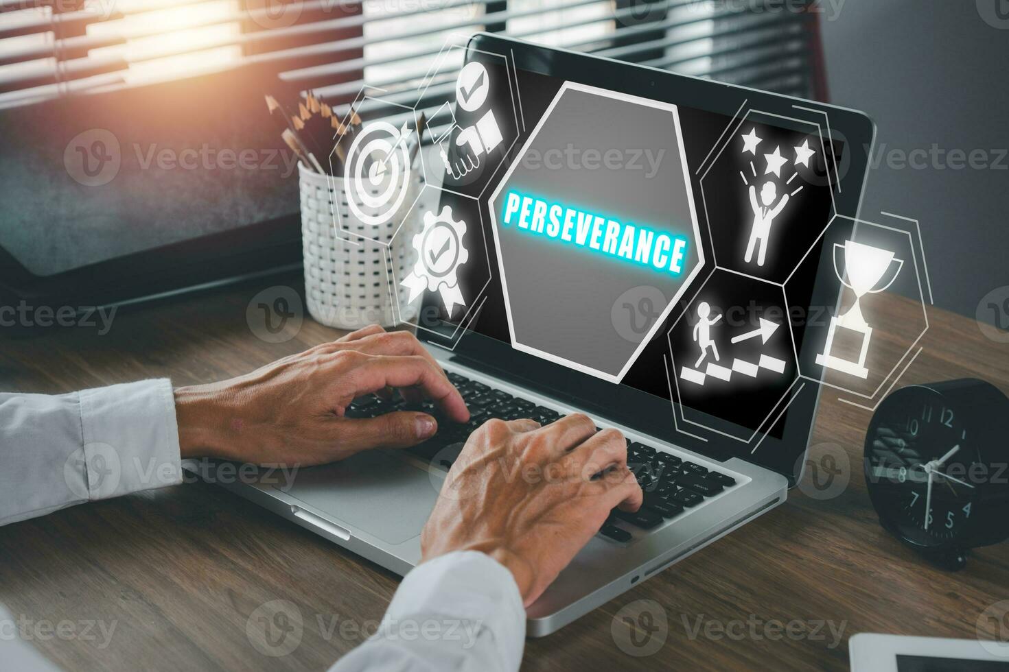 perseverança conceito, homem de negocios trabalhando em computador portátil computador com perseverança ícone em virtual tela. foto