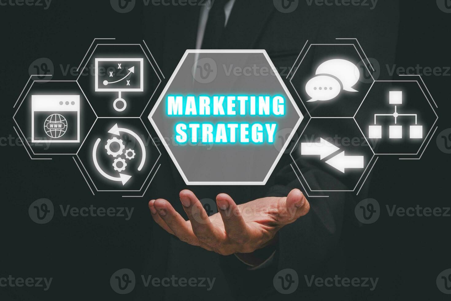 marketing estratégia conceito, homem de negocios mão segurando marketing estratégia ícone em virtual tela. foto