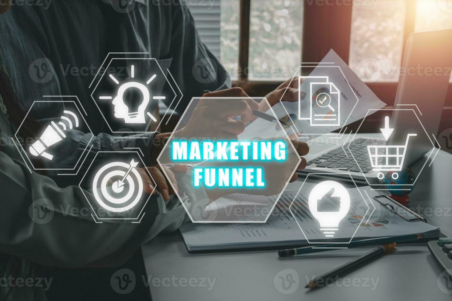 marketing funil conceito, o negócio equipe analisando renda gráficos e gráficos com marketing funil ícone em virtual tela. foto