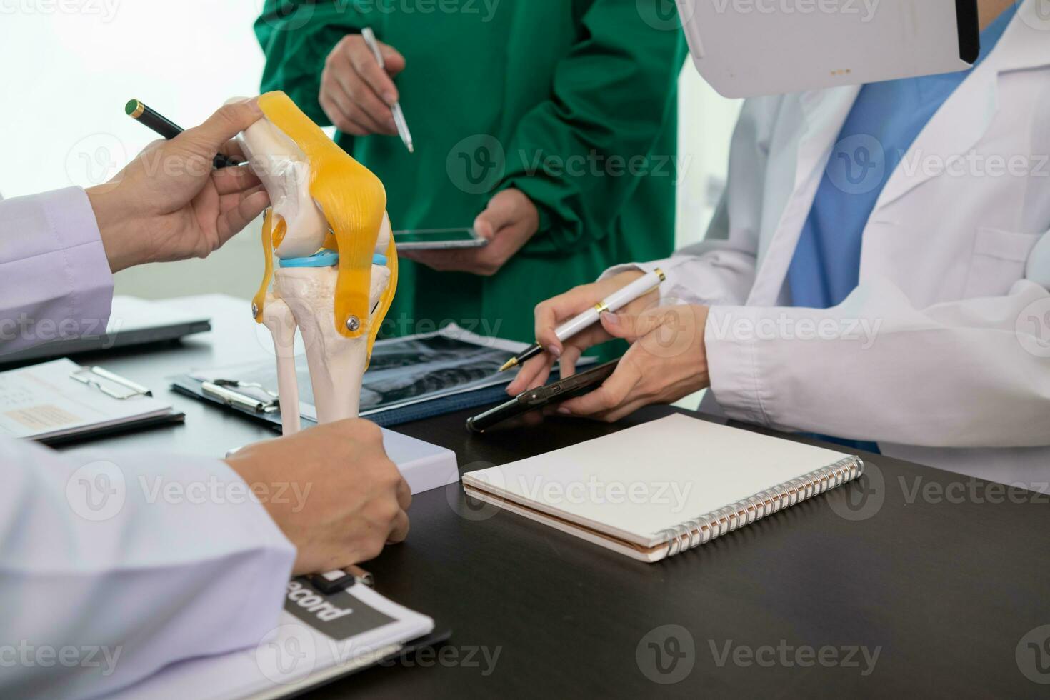 a médico junta-se uma encontro com a do cirurgião equipe para discutir uma plano para Câncer cirurgia depois de a médico equipe detecta Câncer. colaborativo conceito do uma equipe do médicos e cirurgiões dentro cirurgia. foto