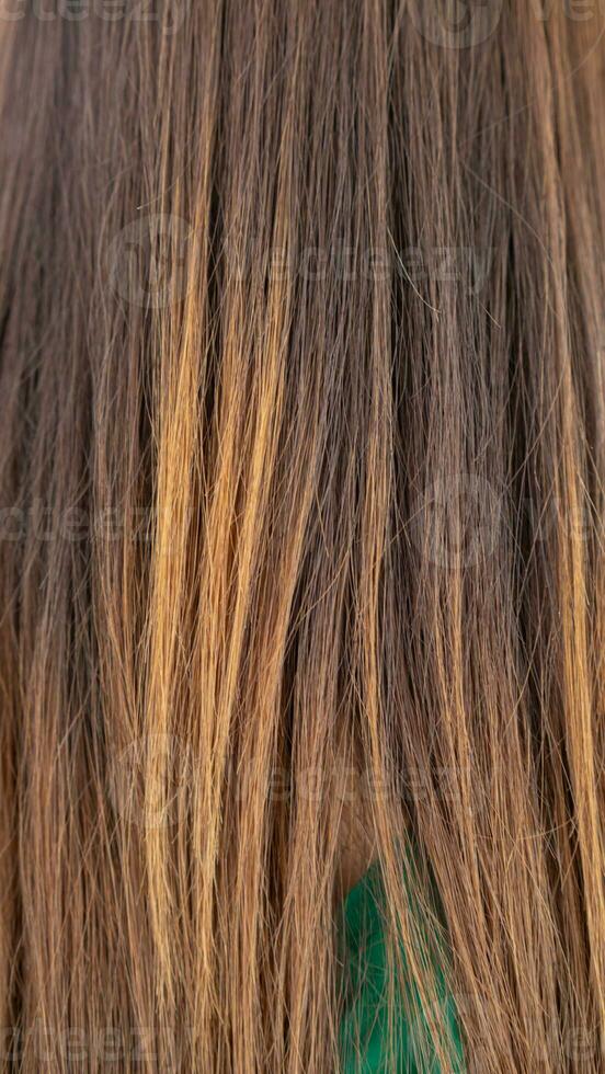 colorida fundo do em uma jovem mulher cabeça depois de tendo dela cabelo mudado para uma fresco cor de uma cabelo salão. grande quantidade do cabelo Como uma lindo, naturalmente forrado fundo com cópia de espaço para texto. foto