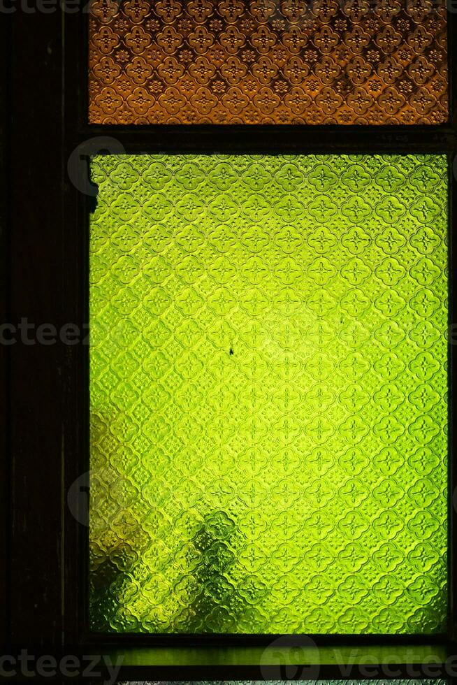 retro estilo de madeira janelas usar manchado vidro para decorar a janela nichos para uma colorida e clássico Veja este faz a janela interessante e olho pegando. manchado vidro fundo tem cópia de espaço foto