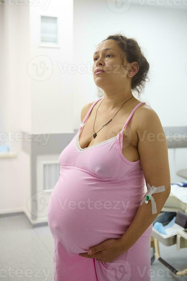 nascimento mãe dando nascimento para criança dentro a hospital Entrega sala. gravidez. obstetrícia. ginecologia. cuidados de saúde foto