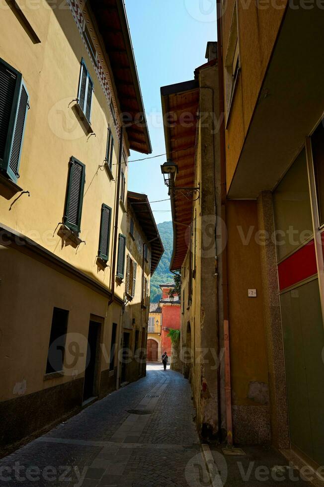 Itália, Lombardia, canzo, limitar beco às histórico velho cidade. rua cena. turismo. aventura. viagem. viagem destino foto