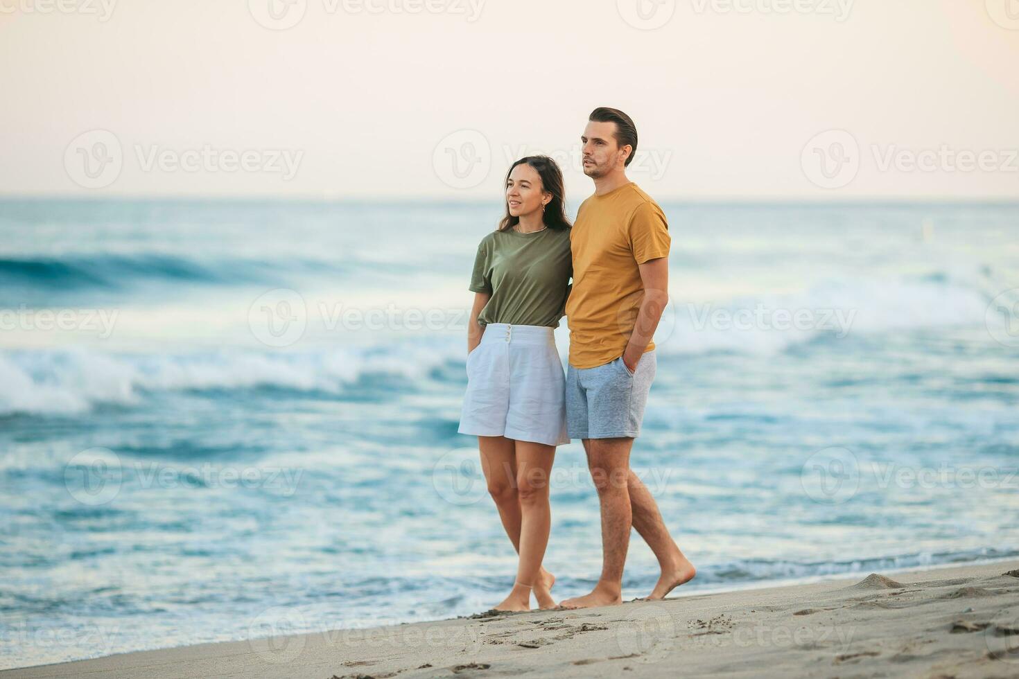 jovem casal passando tempo juntos na praia foto