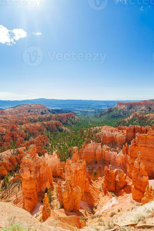 natureza cena mostrando lindo capuzes, pináculos e pináculos Rocha formações Incluindo famoso Thors martelo dentro utah, Unidos estados. foto