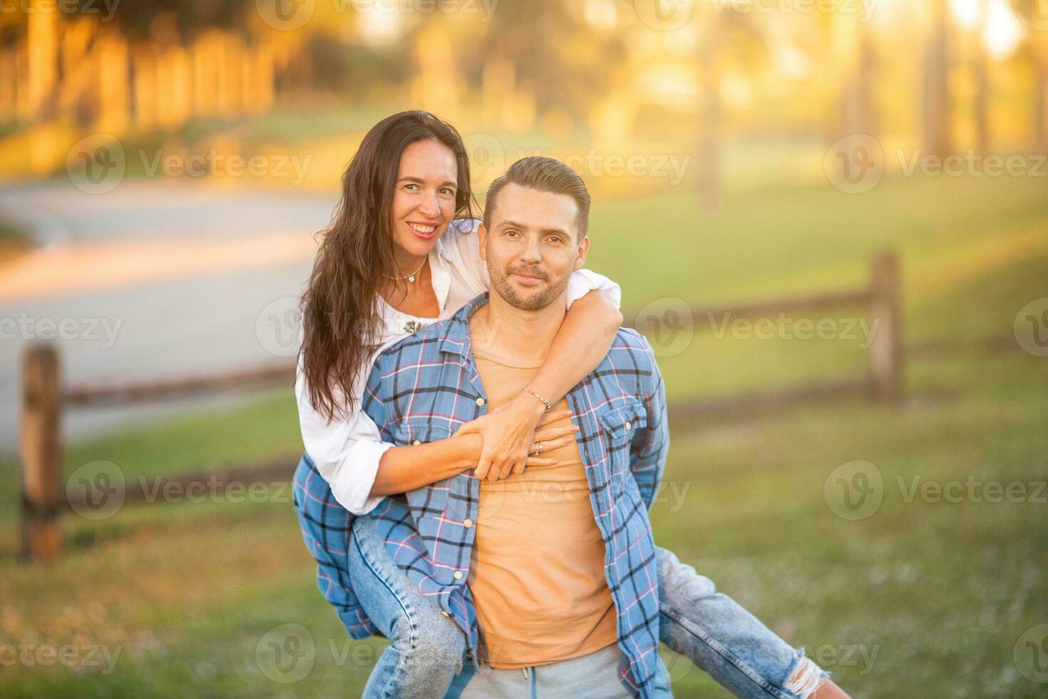 casal dentro a parque tendo Diversão em verão dia ao ar livre foto