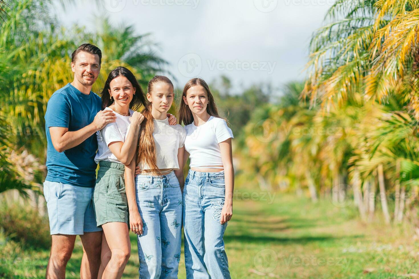 família junta ao ar livre foto