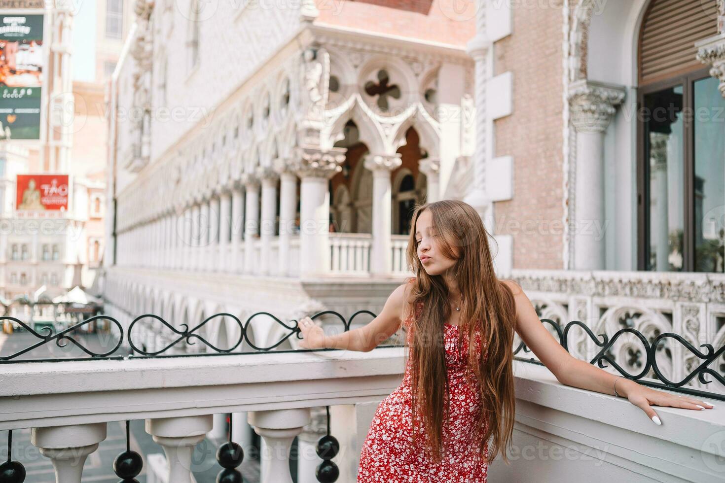 lindo jovem menina fundo a famoso hotel dentro las vegas, em pé dentro a ocupado cidade. famoso turista atração dentro EUA em período de férias dentro las vegas. foto