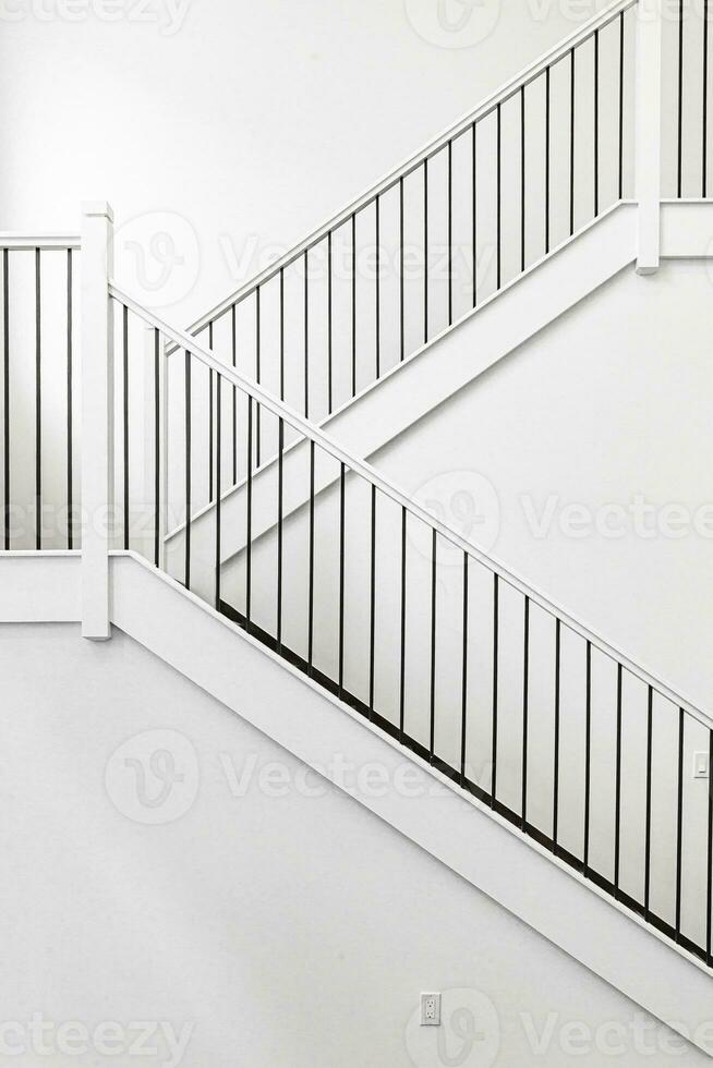 moderno branco de madeira Escadaria dentro Novo casa interior com grande janelas foto