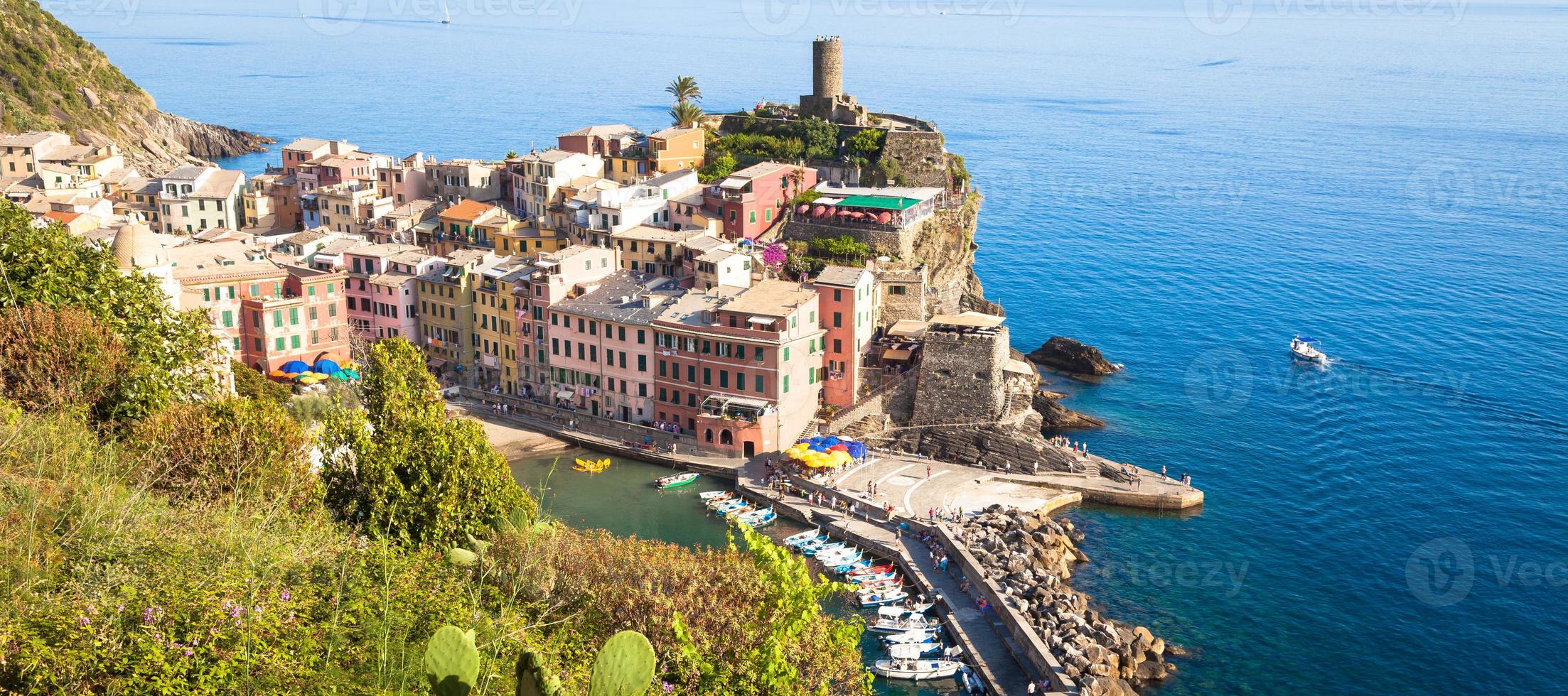 vernazza em cinque terre, itália - verão 2016 - vista da colina foto