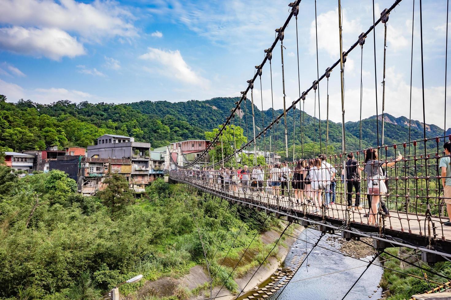 shifen, taiwan, 30 de abril de 2017 - ponte suspensa jingan foto