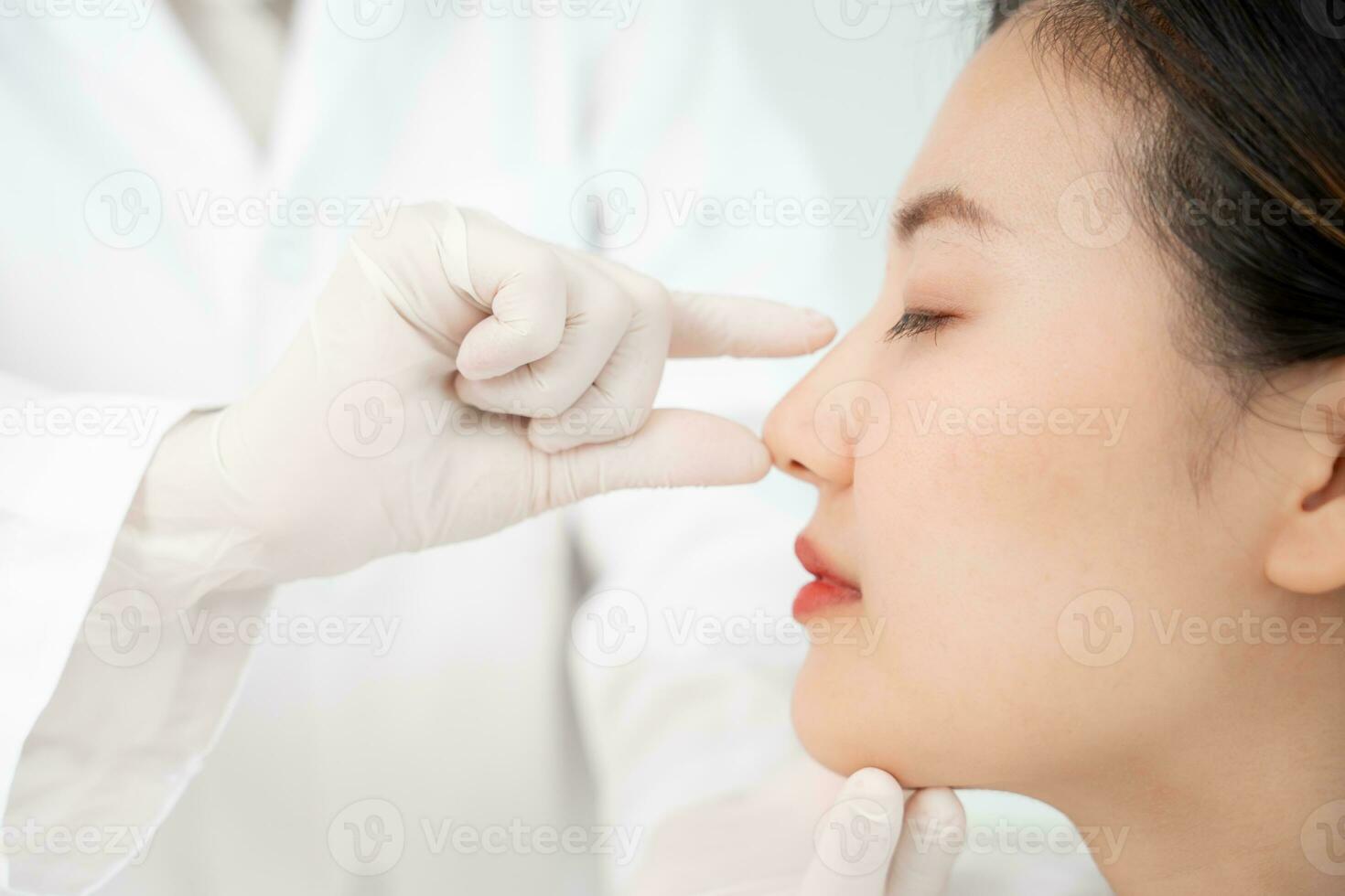 plástico cirurgia, beleza, cirurgião ou esteticista tocante mulher face, cirúrgico procedimento este envolver alterando forma do nariz, médico examina paciente nariz antes rinoplastia, médico assistência, saúde foto