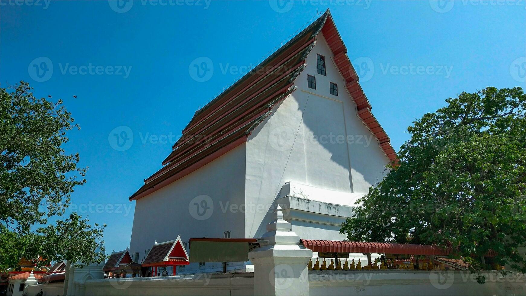 uma budista têmpora serve Como uma Lugar, colocar do adorar. Thais estão principalmente budistas. muitos religioso edifícios estavam construído para demonstrar quão budismo tem crescido foto