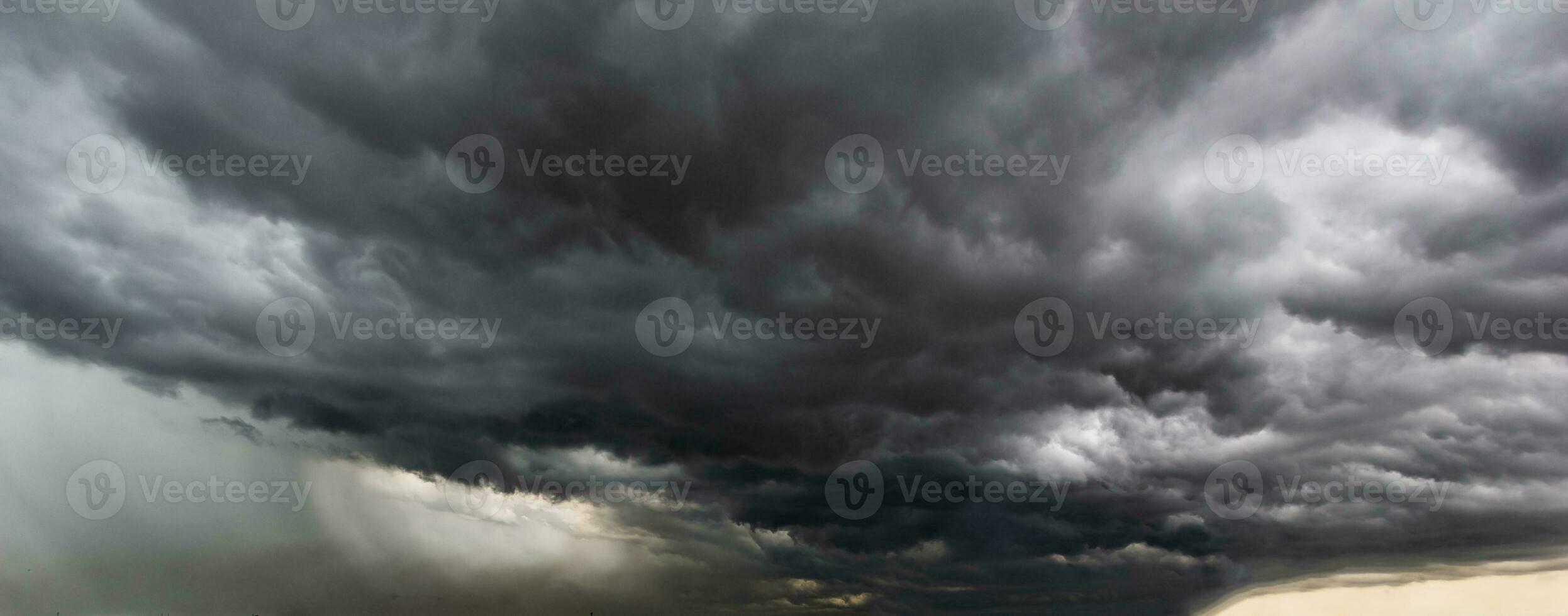 o céu escuro com nuvens pesadas convergindo e uma violenta tempestade antes da chuva. céu e ambiente de clima ruim ou mal-humorado. emissões de dióxido de carbono, efeito estufa, aquecimento global, mudança climática foto