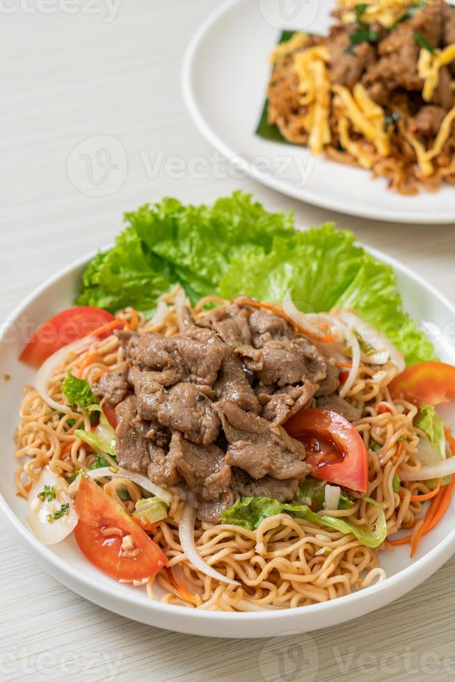 Salada picante de macarrão instantâneo com carne de porco foto