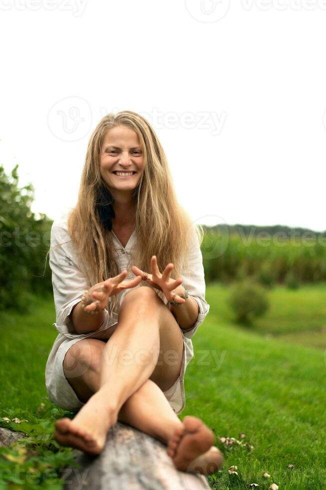 jovem natural lindo fêmea em verde natureza fundo foto