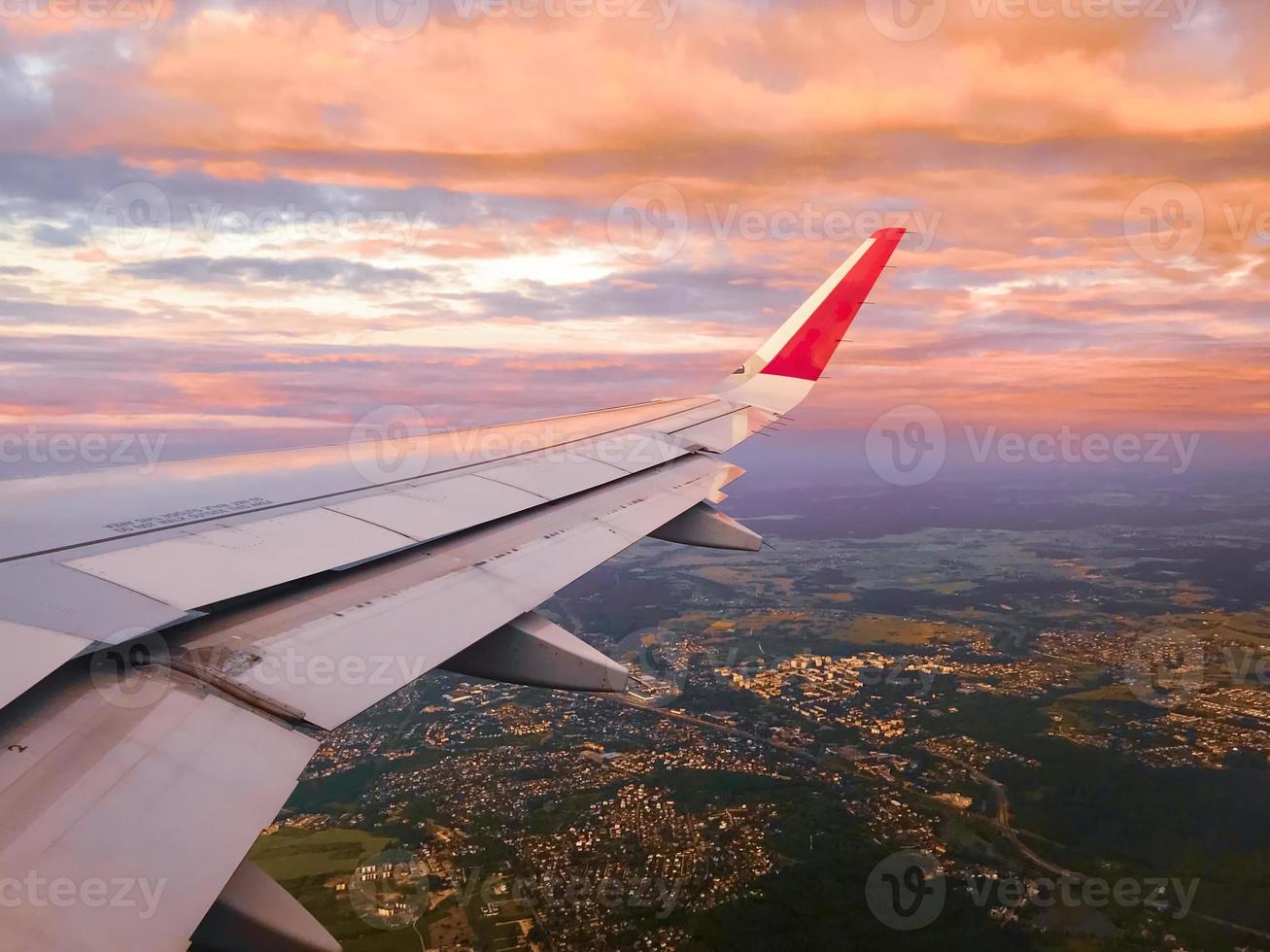 avião na vista da janela de vôo com o deslumbrante fundo do sol foto