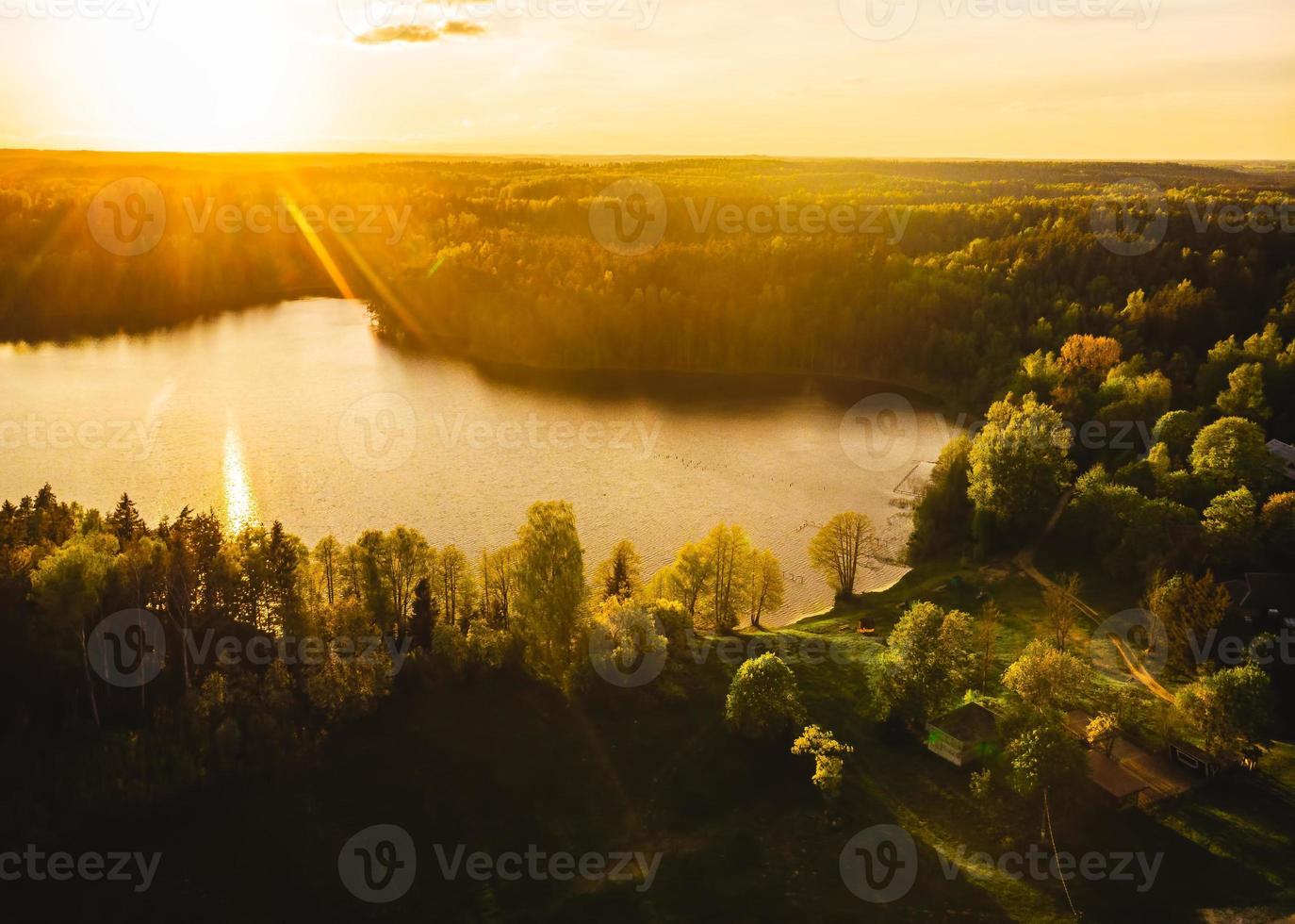 Lago geluva durante o pôr do sol no parque regional de kurtuvenai, no distrito de siauliai. turismo na lituânia e ecologia. foto