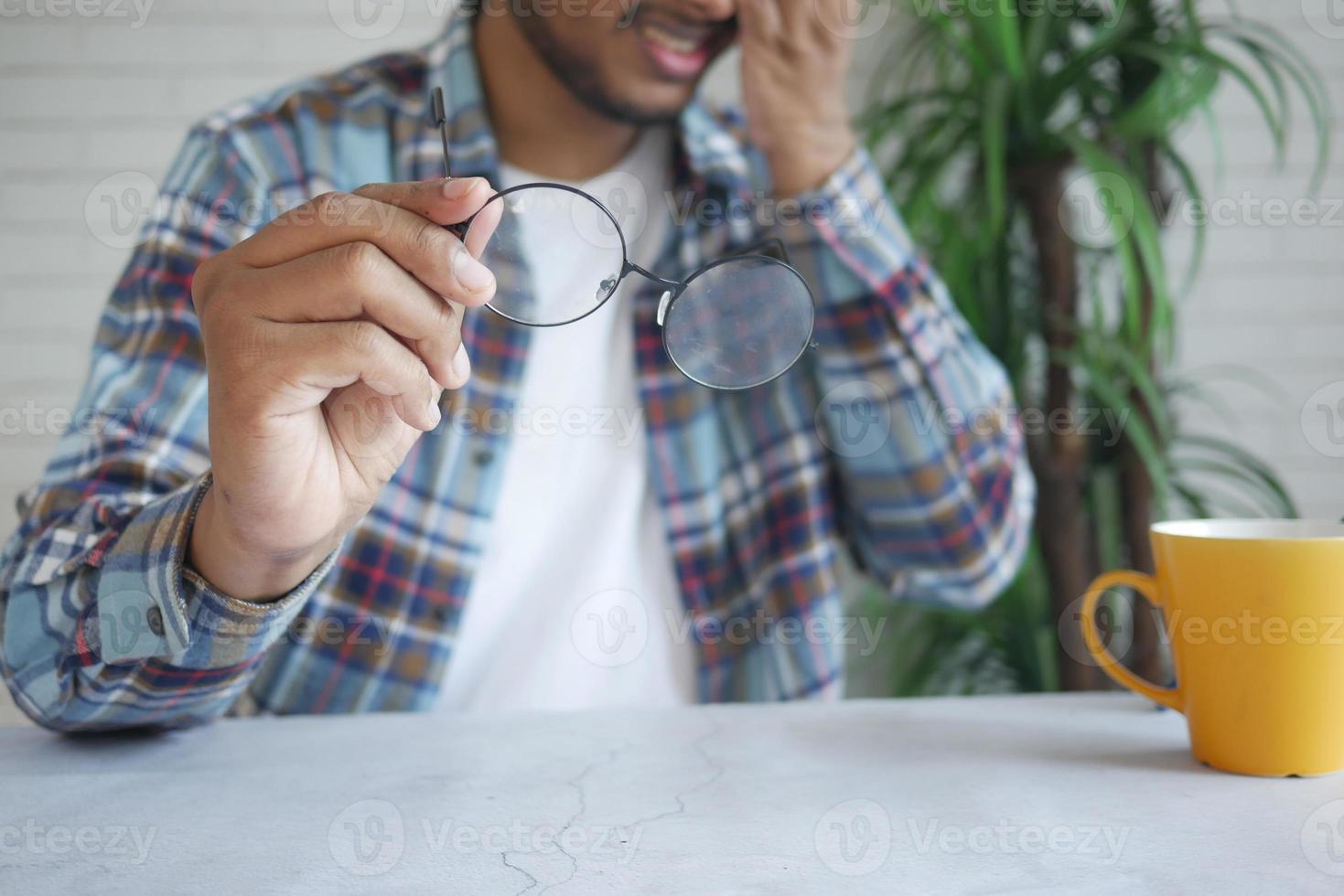 close-up de um homem chateado sofrendo de fortes dores nos olhos foto