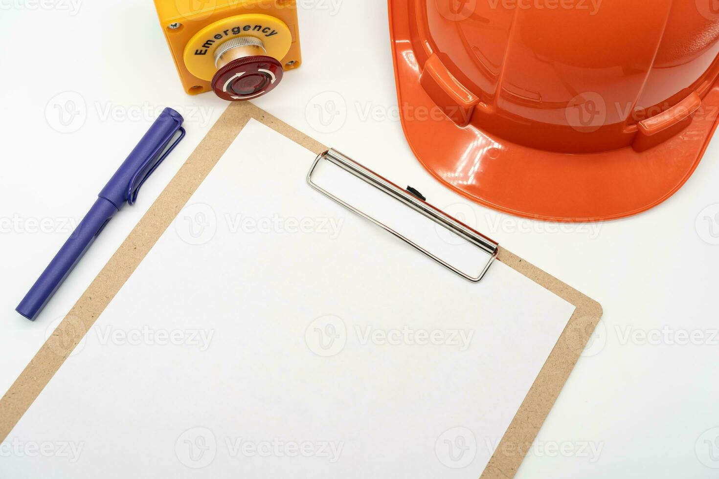 em branco prancheta papel, emergência Pare botão, caneta e Difícil chapéu ou segurança capacete isolado em branco fundo. foto