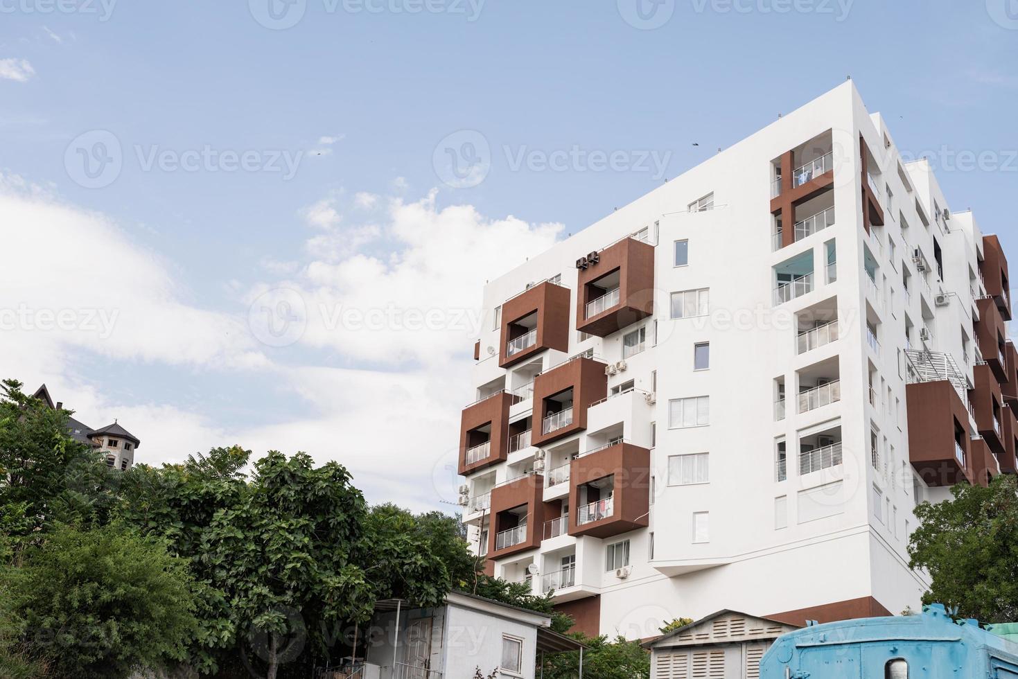 hotel moderno ou prédio de apartamentos no fundo do céu foto