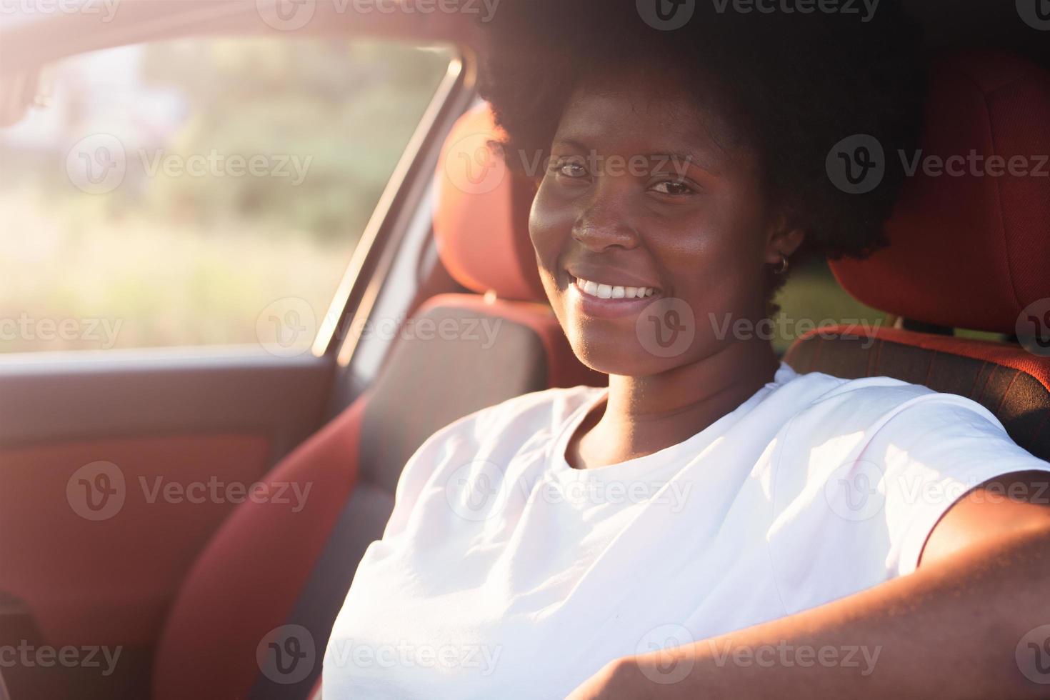 mulher afro-americana feliz em um carro, estilo de vida foto