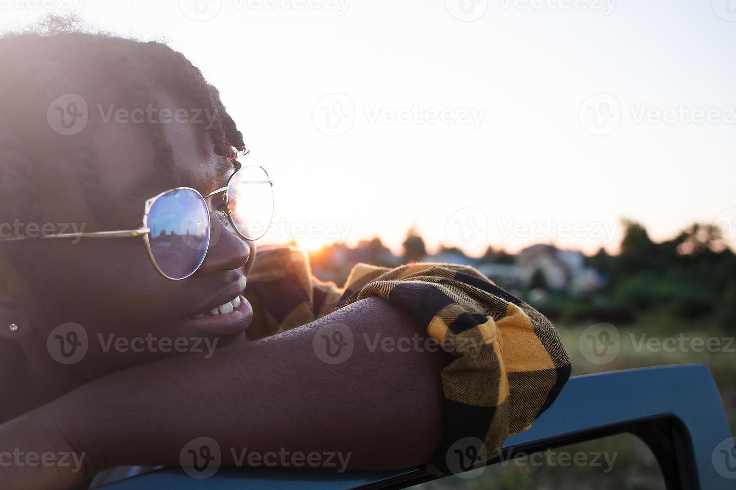 mulher afro-americana feliz em um carro, estilo de vida foto