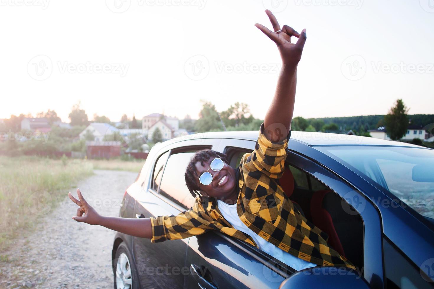 mulher afro-americana feliz em um carro, estilo de vida foto