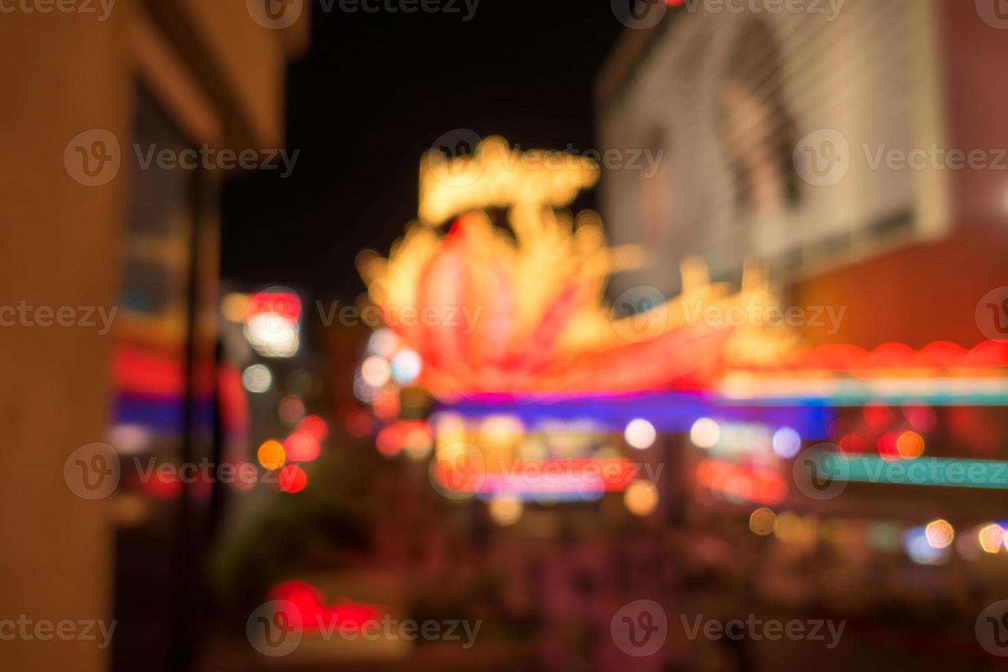 as ruas da cidade de Las Vegas e as luzes do efeito bokeh desfocado foto
