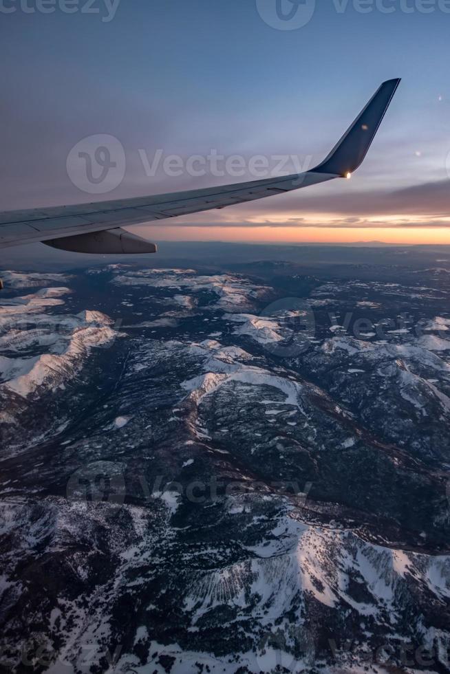 pôr do sol sobre as montanhas rochosas do Colorado de um avião foto