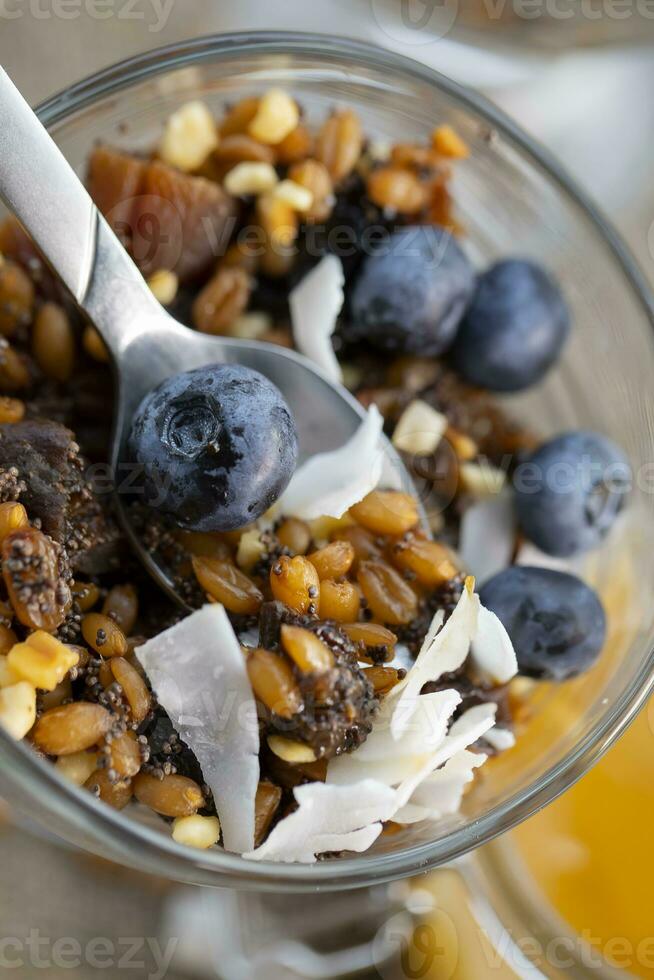 dois óculos preenchidas com granola e amoras foto