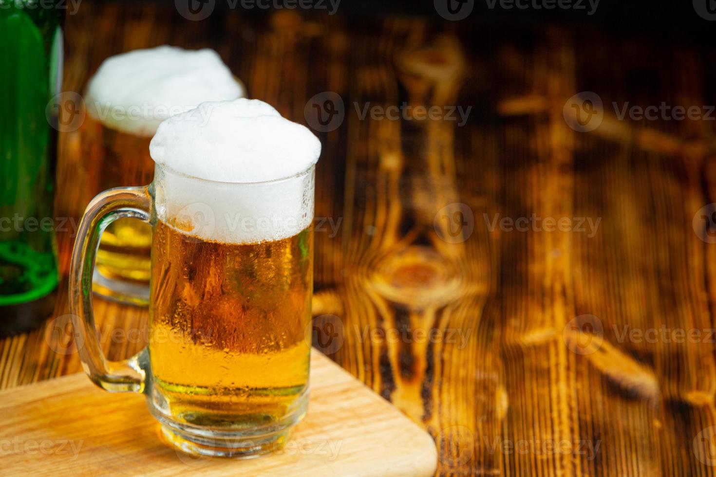 copos de cerveja colocados na mesa de madeira foto