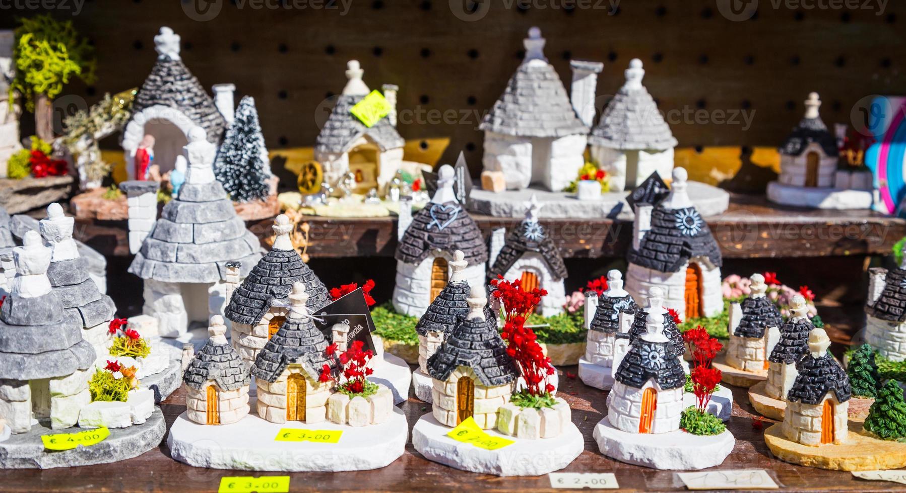 alberobello, itália - lembranças trulli di alberobello para turistas foto