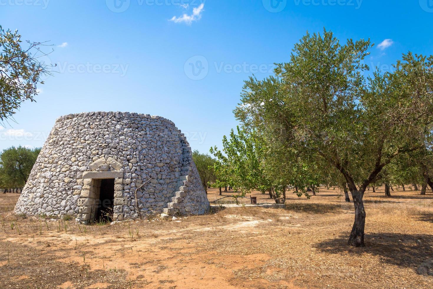 região de puglia, itália. armazém tradicional feito de pedra foto