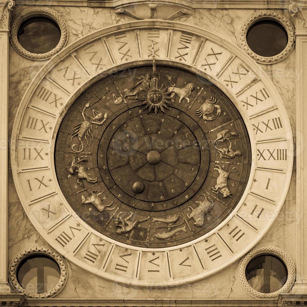 Veneza, Itália - detalhe da torre do relógio de São Marcos foto