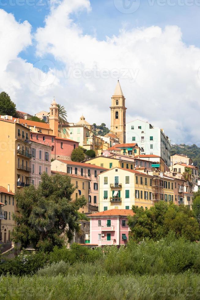 vila de ventimiglia na itália, região da ligúria, com céu azul foto