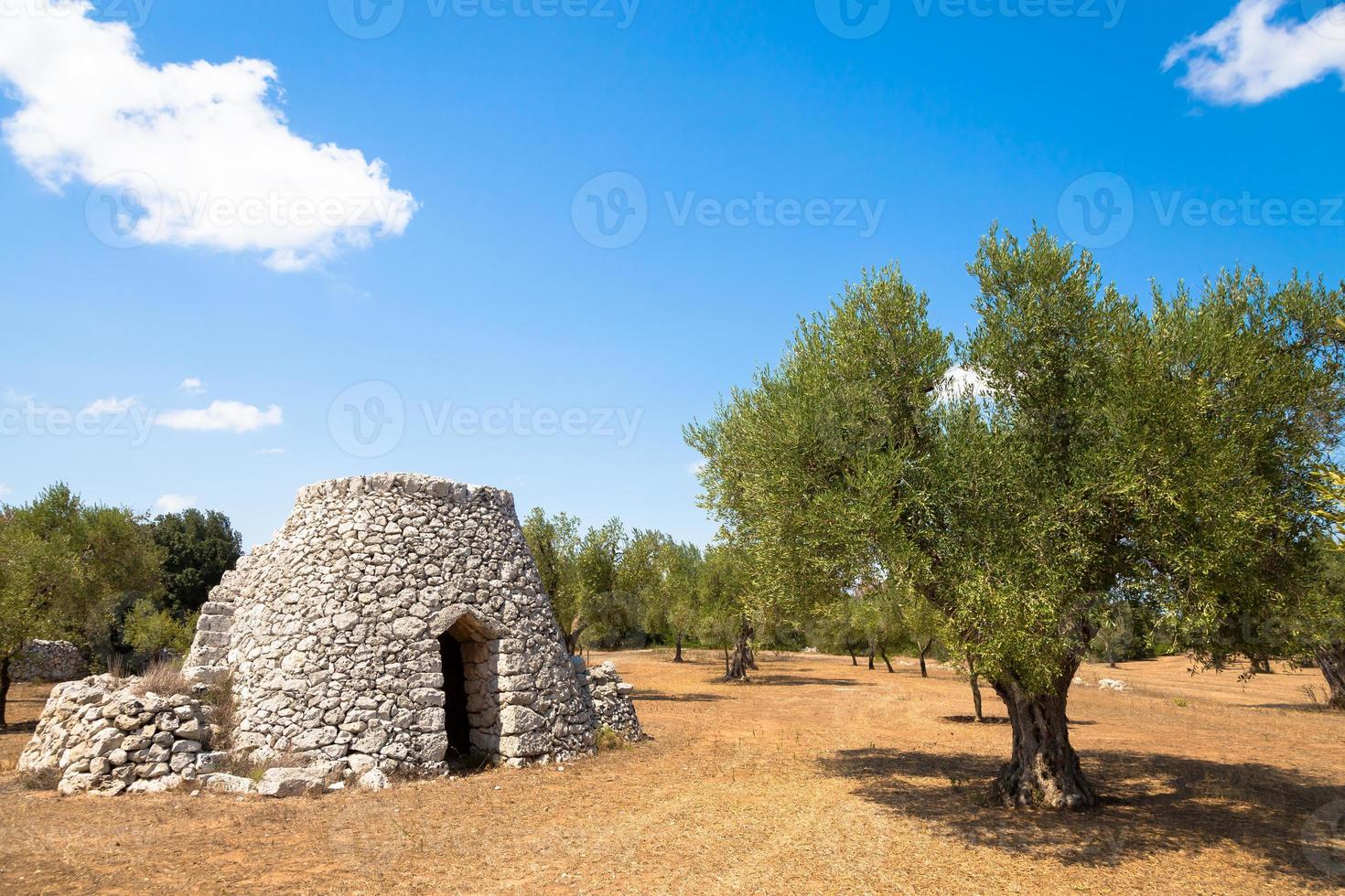 região de puglia, itália. armazém tradicional feito de pedra foto