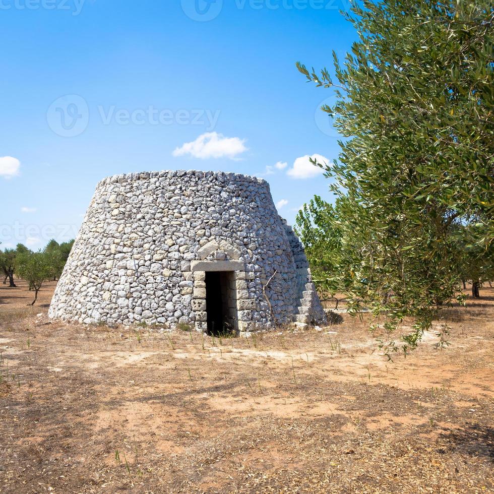 região de puglia, itália. armazém tradicional feito de pedra foto