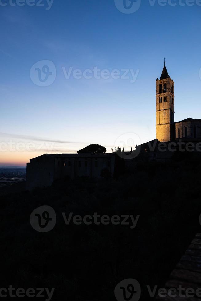 igreja na aldeia de assis na região de umbria, itália. foto