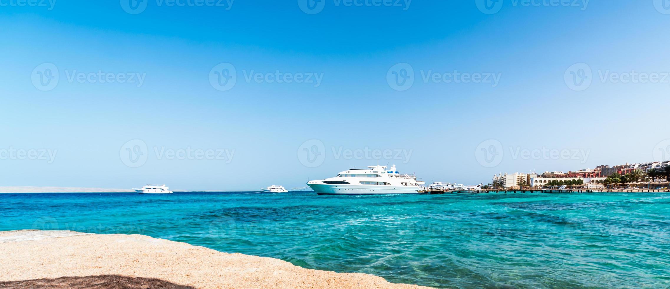 vista panorâmica de navios no mar vermelho e um hotel na costa foto