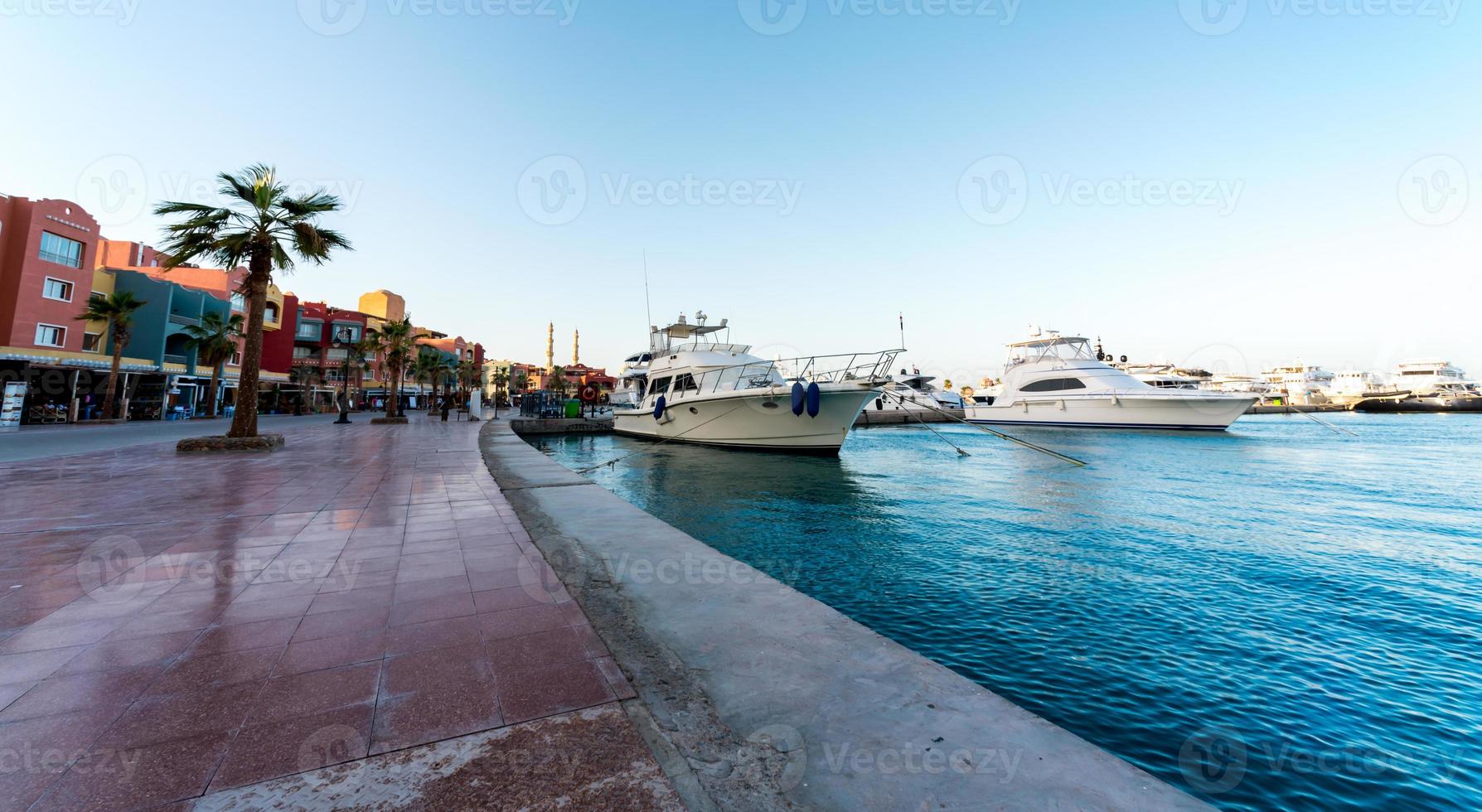 rua aterro do mar vermelho no egito com navios e barcos foto